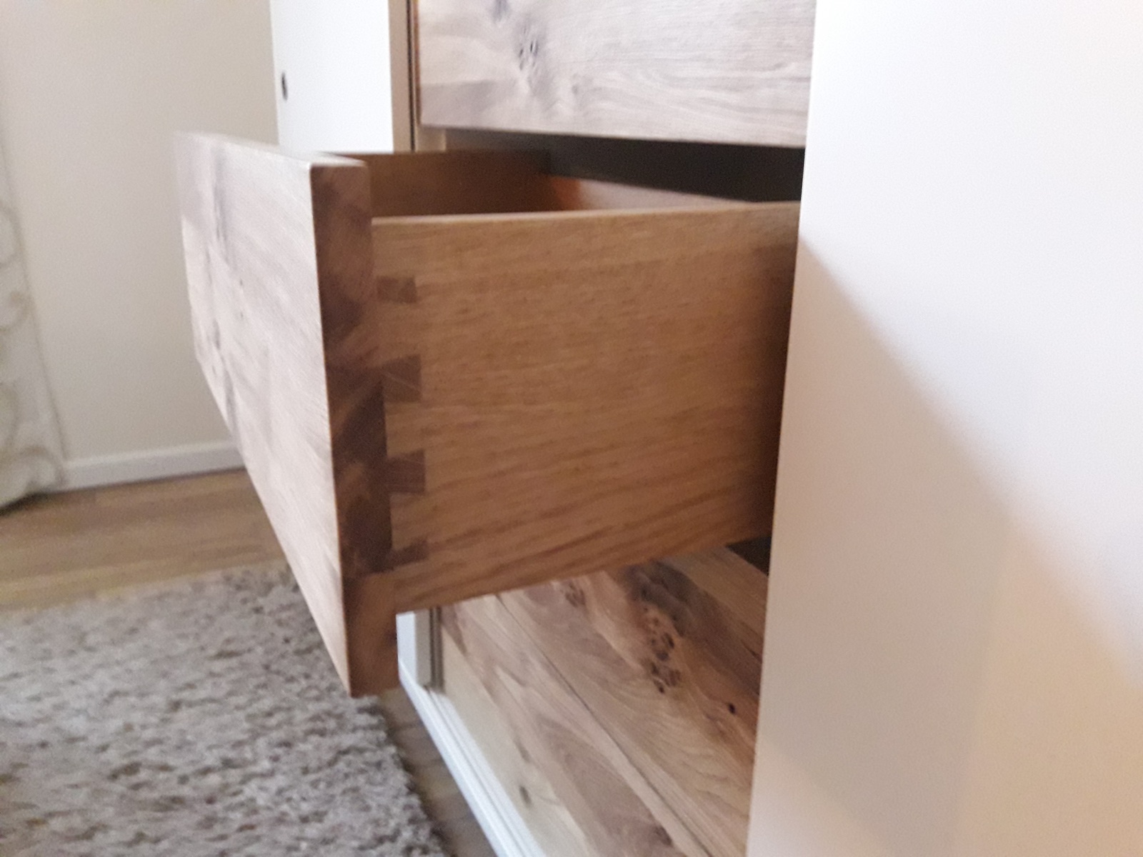 Detail einer handwerklich gefertigten Holzschublade