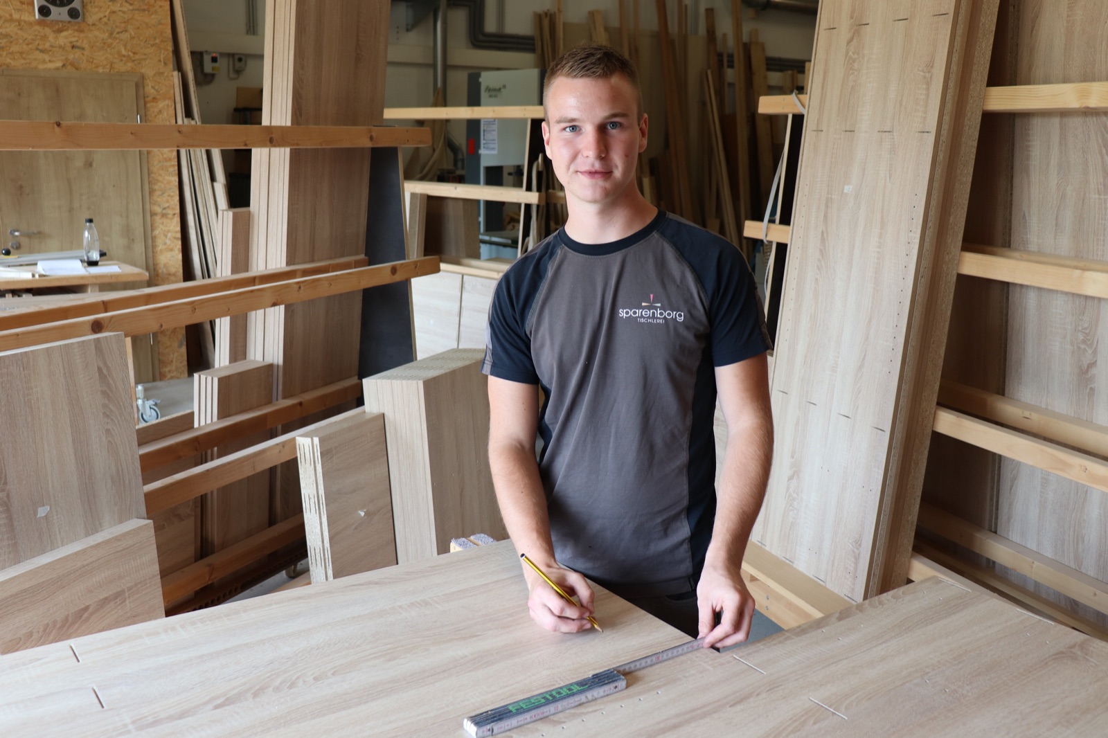 Hauke Braun an einer Werkbank