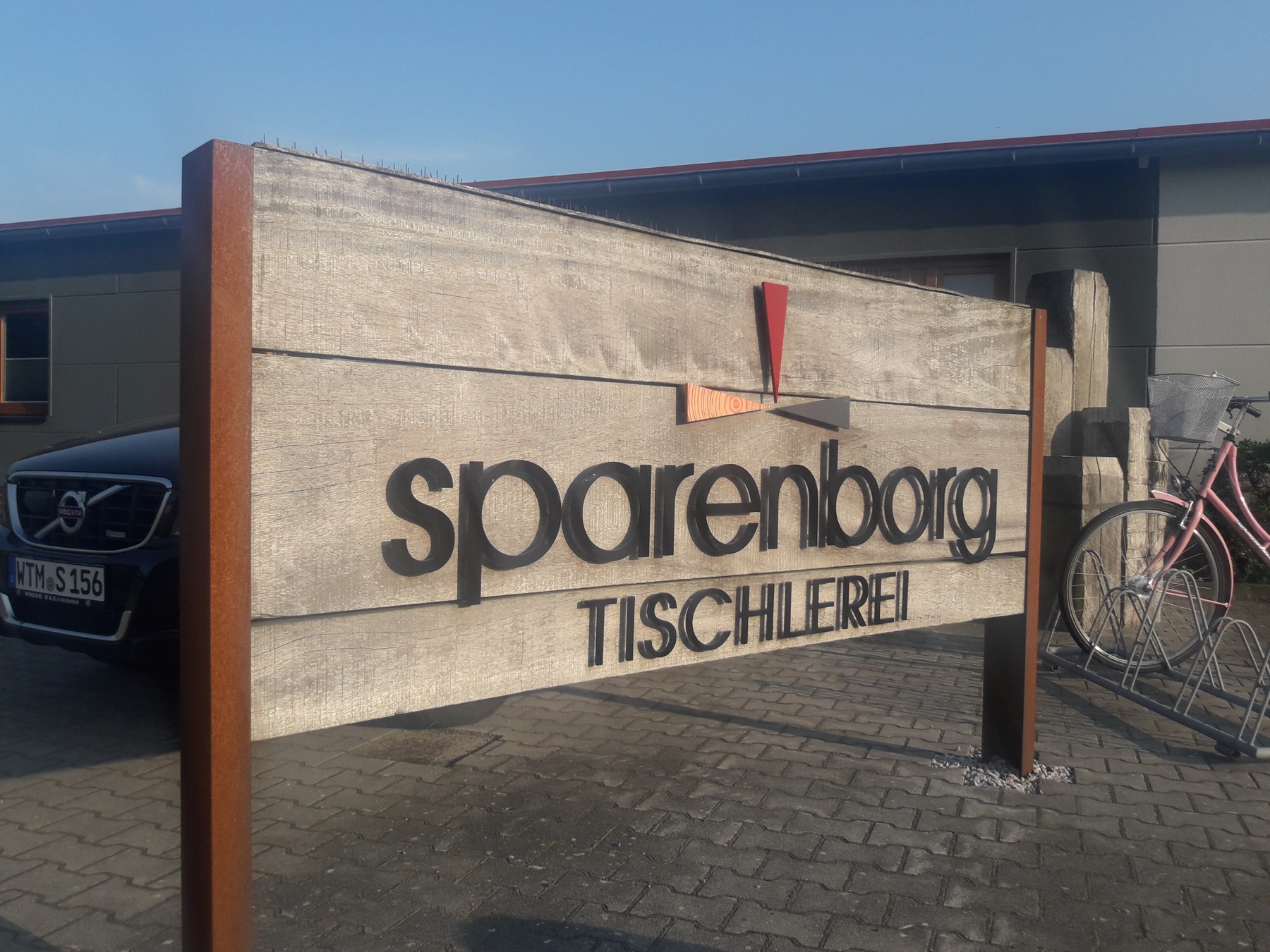 Firmenschild der Tischlerei Sparenborg vor der Werkstatt in Esens